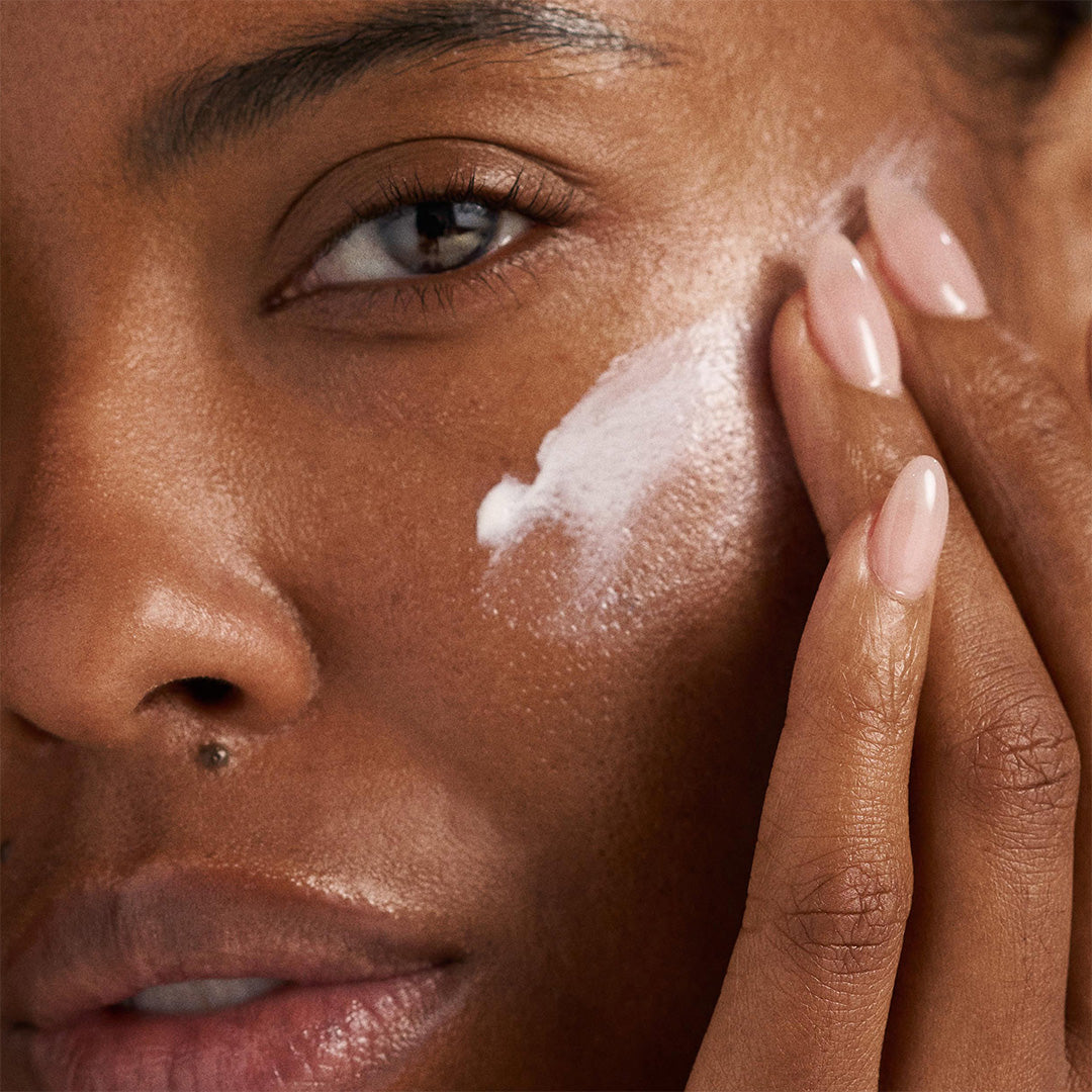 Modell med Dynamic Skin Recovery SPF 50