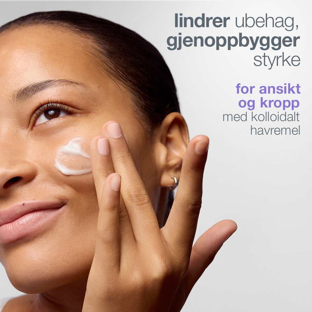Kvinne påfører Dermalogica Stabilizing Repair Serum i ansiktet – med kolloidalt havremel for ansikt og kropp