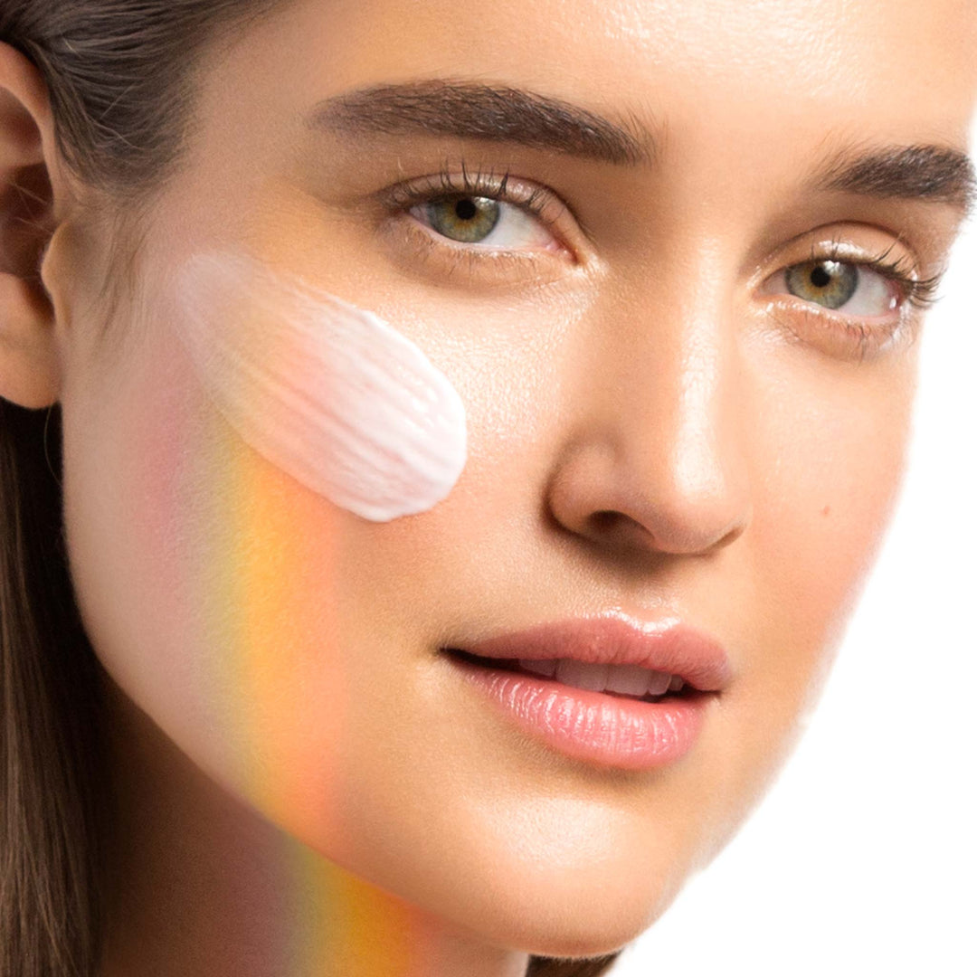 Modell med Dermalogica Prisma Protect SPF30 – glødende hud
