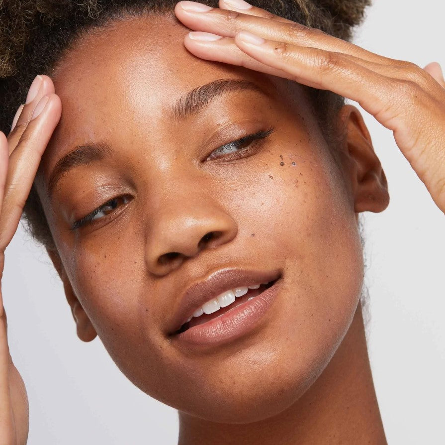 Modell påfører Dermalogica Invisible Physical Defense SPF30 i ansiktet