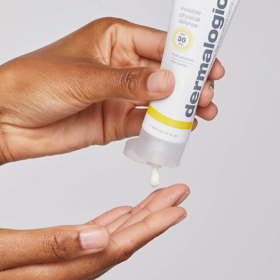 Dermalogica Invisible Physical Defense SPF30 doseres fra tuben i hånden