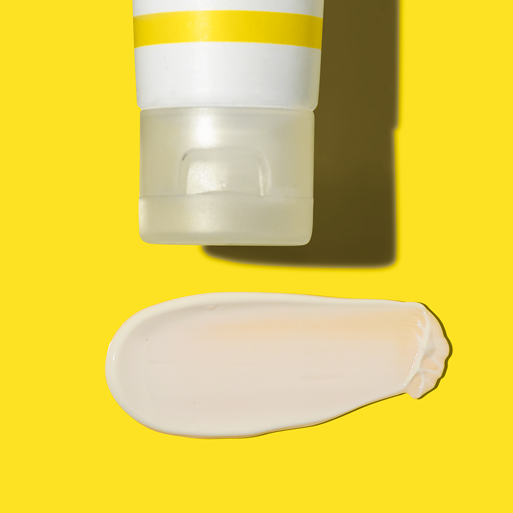 Dermalogica Invisible Physical Defense SPF30 med teksturprøve på gul bakgrunn