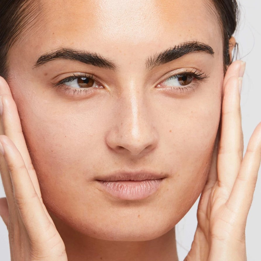 Modell med Dermalogica Skinperfect Primer SPF30 som makeupbase