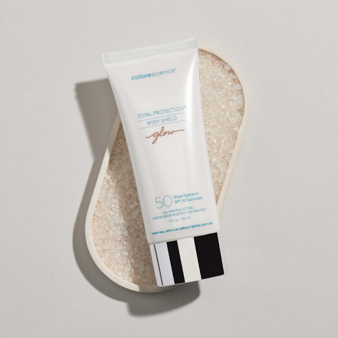 Body Shield Glow SPF 50 påført hud med gyllen glød